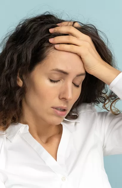 Donna con mal di testa