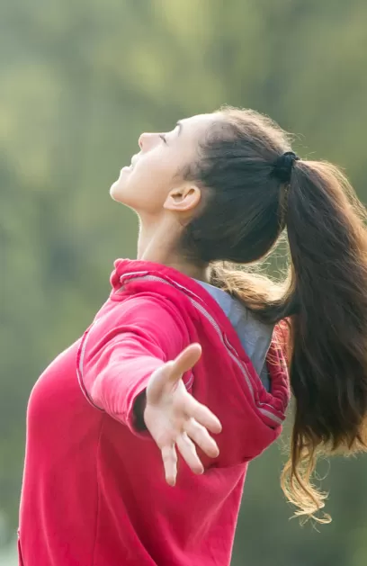 Donna natura braccia aperte